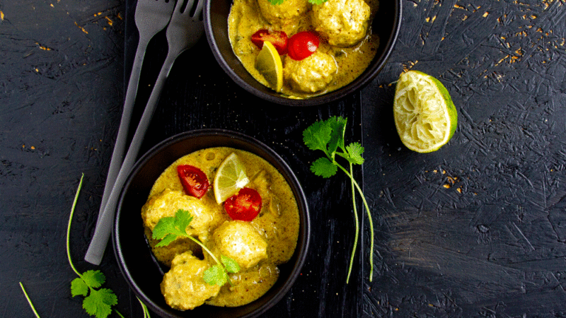 Balletjes in currysaus