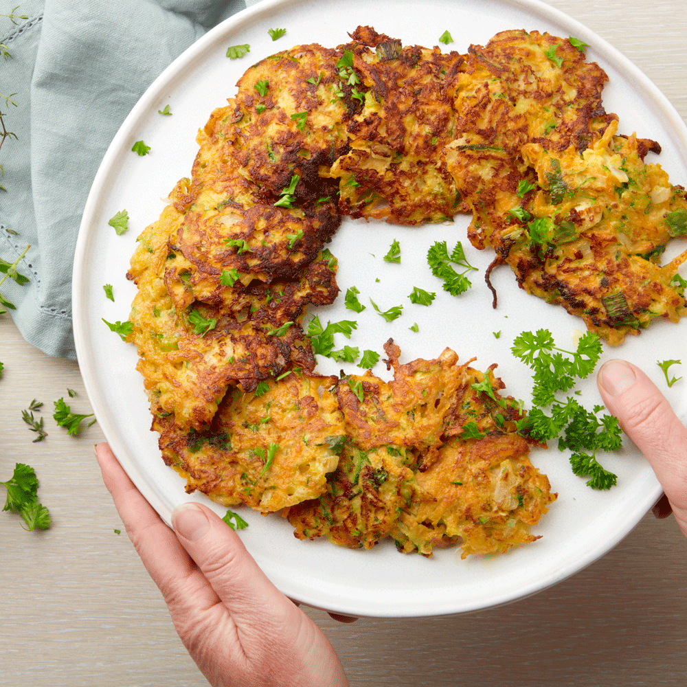 Kaaskoekje met geraspte groenten en zoete aardappel