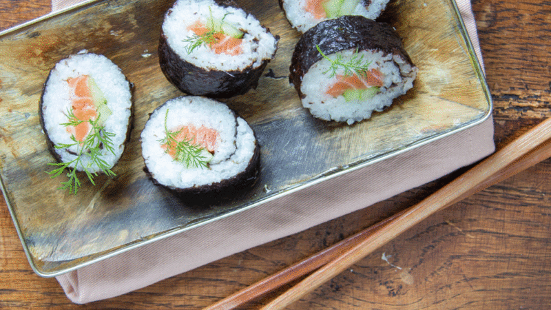 Sushi met zalm, dille en komkommer