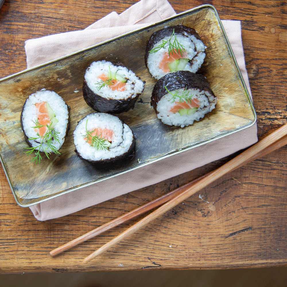 Sushi met zalm, dille en komkommer