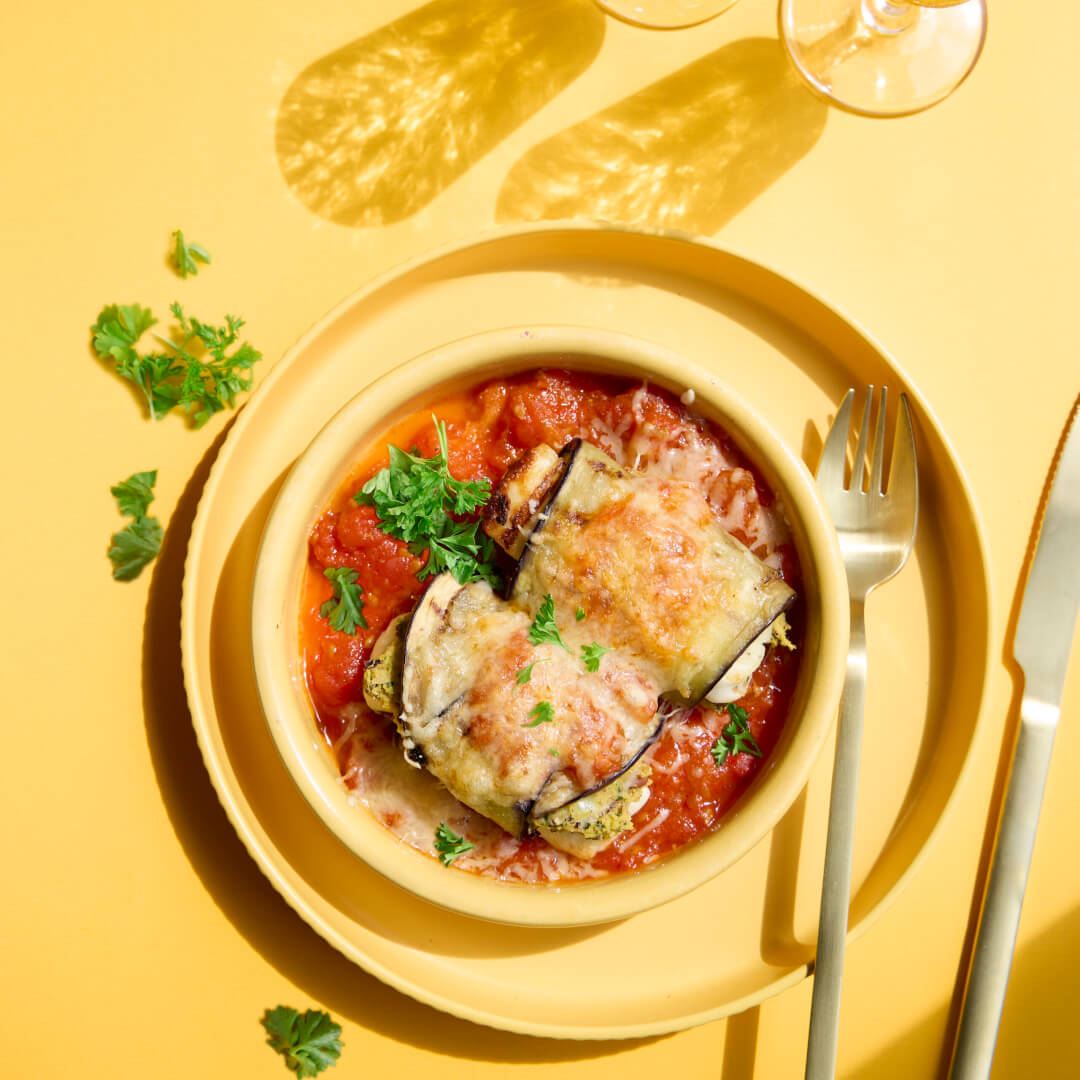 Aubergine rolletjes met vege gehakt en Berlumi in tomatensaus